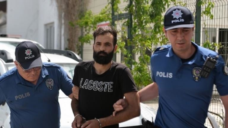 Adana’da Eşiyle Görüşmesini İstemeyen Adam, Arkadaşını Bıçakladı