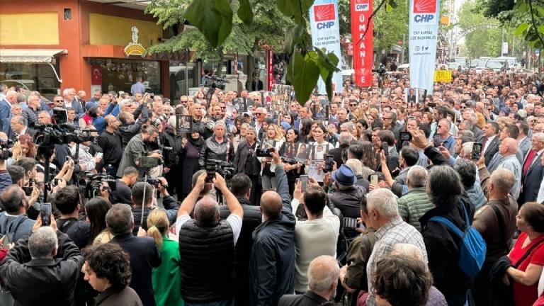 CHP Genel Başkanı Özgür Özel, Çorlu tren kazası davasını takip etmek için Tekirdağ’a geldi