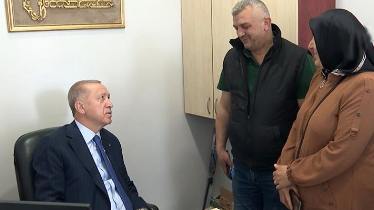 Cumhurbaşkanı Erdoğan Üsküdar’da Akaryakıt İstasyonu Çalışanlarını Ziyaret Etti