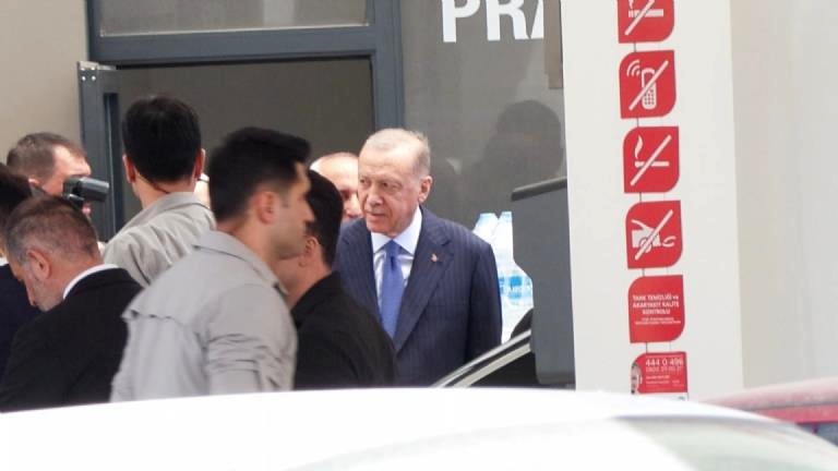 Cumhurbaşkanı Erdoğan Üsküdar’da Akaryakıt İstasyonunda Çalışanlarla Sohbet Etti