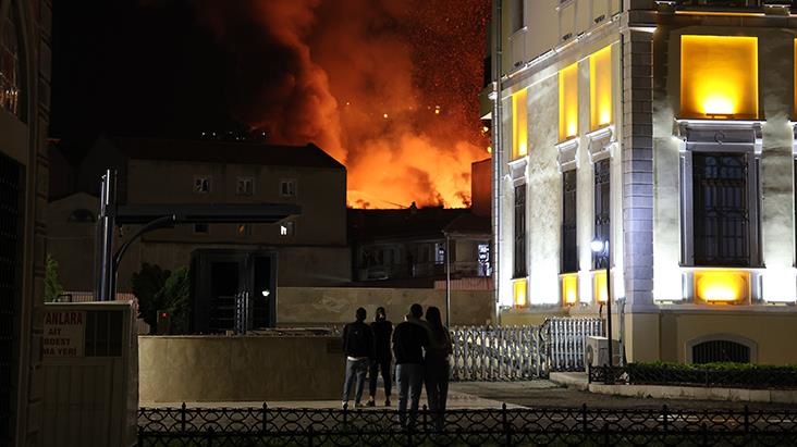 İzmir’de Tarihi Kemeraltı Çarşısı’nda Tekstil Deposu Yangını
