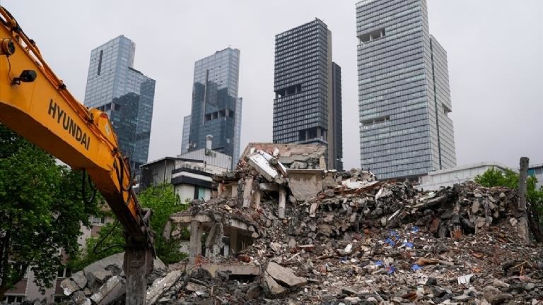 İstanbul Emniyet Müdürlüğü’nün Gayrettepe’deki ’birinci şube’ binasının yıkımı tamamlandı