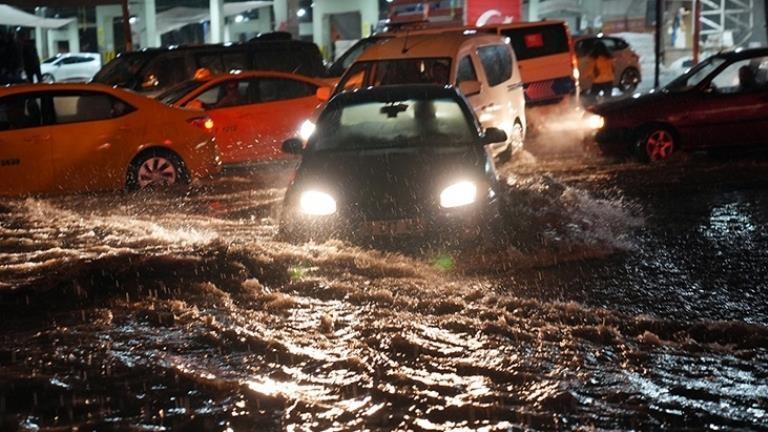 Ankara'yı bir kez daha sağanak vurdu