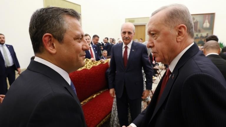 Cumhurbaşkanı Erdoğan ile CHP lideri Özgür Özel arasındaki görüşme, perşembe günü saat 16.00'da AK Parti'de gerçekleşecek.