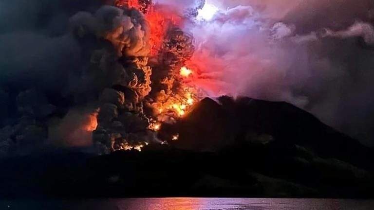 Endonezya’daki Ruang Yanardağı’nda Patlama: Uyarı Seviyesi 4’e Yükseltildi, Havalimanı Kapandı