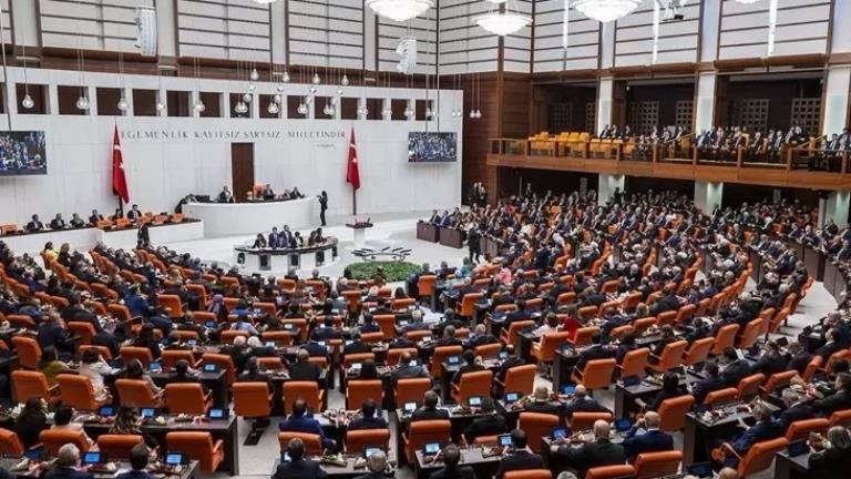 TBMM de Anayasa mesaisi bugün başlıyor! Kurtulmuş ilk olarak Özgür Özel ile görüşecek