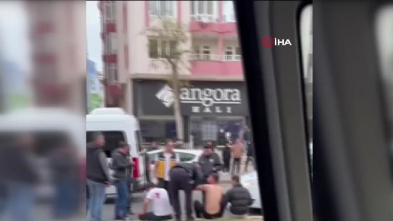 Trafikte küfür yüzünden çıkan kavga kamerada: 4 yaralı