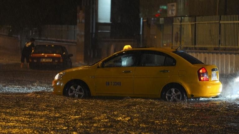 Ankara’da Kuvvetli Yağış Sonucu Evler Su Bastı