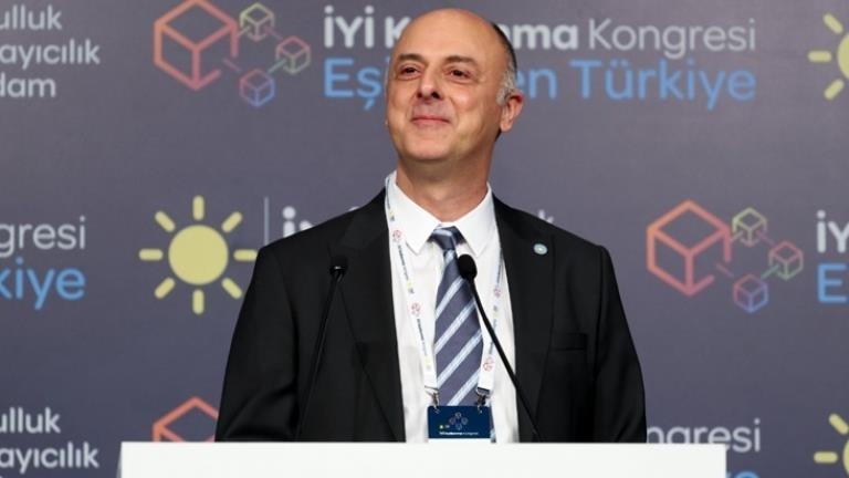 İYİ Parti İzmir Büyükşehir Belediye Başkan adayı Ümit Özlale, Sözcü TV spikeri Serap Belovacıklı ile evlenecek