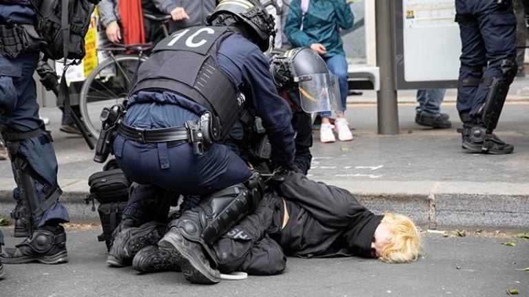Paris’teki 1 Mayıs Gösterilerinde Polis Eylemcilere Copla Müdahale Etti