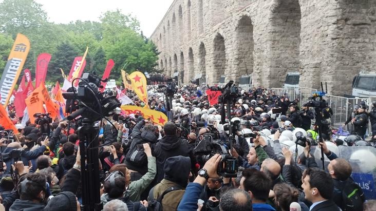 Saraçhane'de arbede! Polis Taksim yürüyüşüne izin vermedi, ortalık karıştı