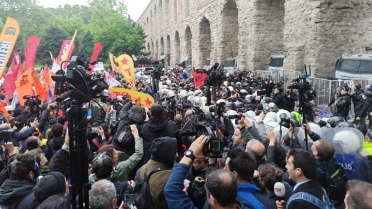 Saraçhane’de arbede Polis Taksim yürüyüşüne izin vermedi, ortalık karıştı