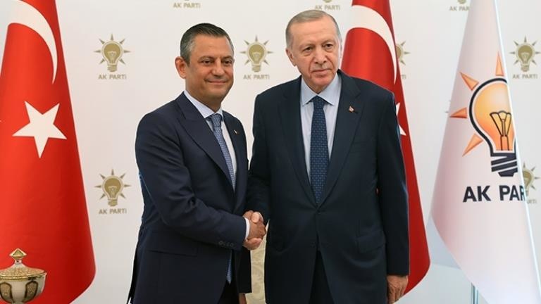 Erdoğan ve Özel, tarihi görüşmede birbirlerine hediye verdi