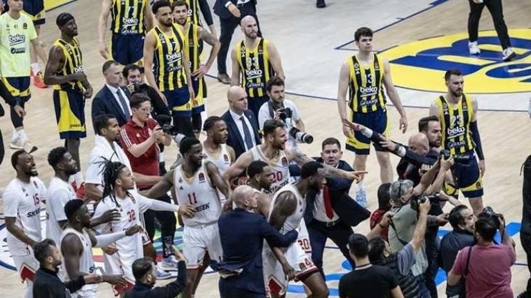 Fenerbahçe Beko, Monaco’ya mağlup oldu ve taraftarlar arasında gerginlik yaşandı