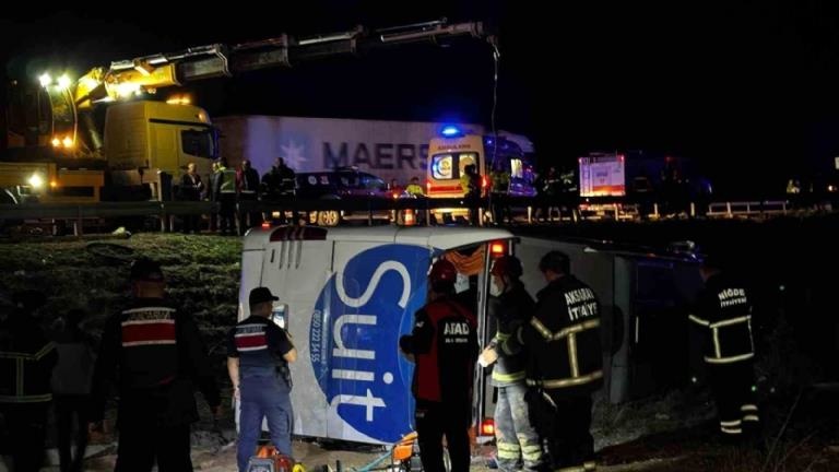 Yolcu otobüsü şarampole yuvarlandı: 2 ölü, 40 yaralı