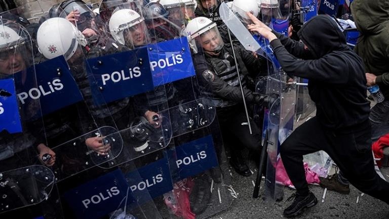 İstanbul'daki 1 Mayıs gösterilerinde polise saldıran 65 şüphelinin işlemleri tamamlandı
