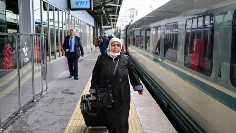 İstanbul-Sivas Yüksek Hızlı Tren Hattı İlk Seferini Gerçekleştirdi