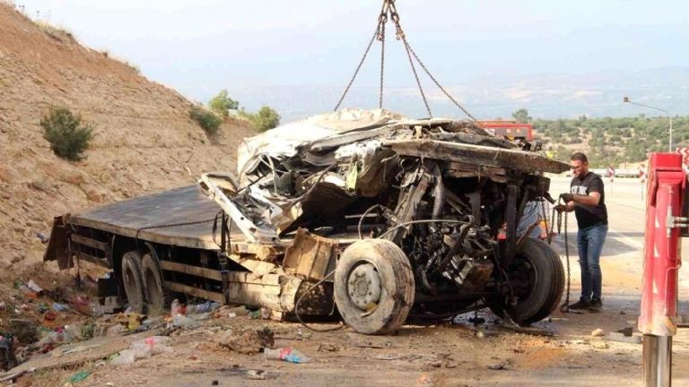 Ölüm virajında bir kaza daha Kamyon devrildi, sürücü hayatını kaybetti