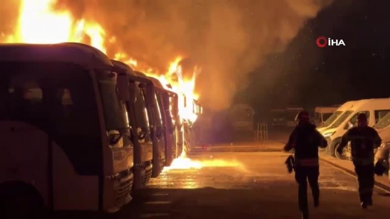 Servis otoparkında yangın Minibüs ve otobüsler küle döndü