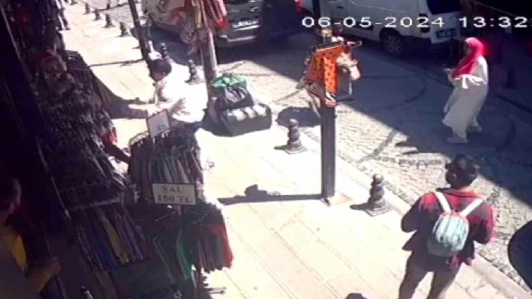 Fatih’te Çırak, Alışveriş Yapmayan Turisti Bıçakladı