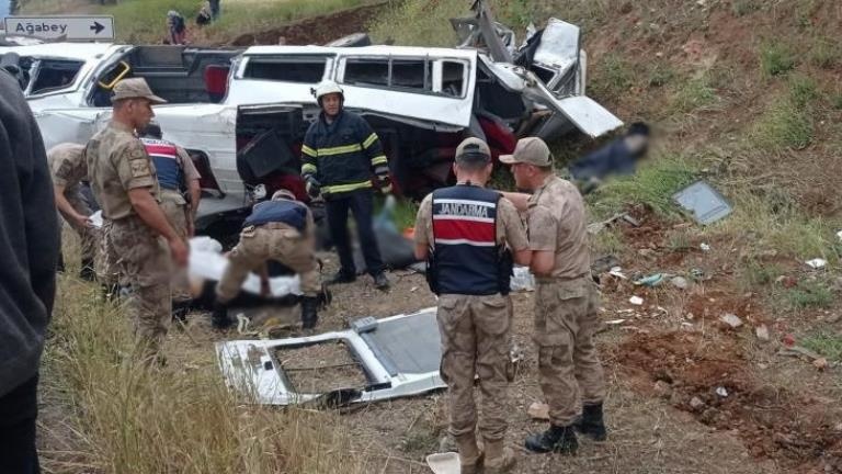 Gaziantep’te çimento tankeri minibüse çarptı 8 kişi hayatını kaybetti, 11 kişi yaralandı