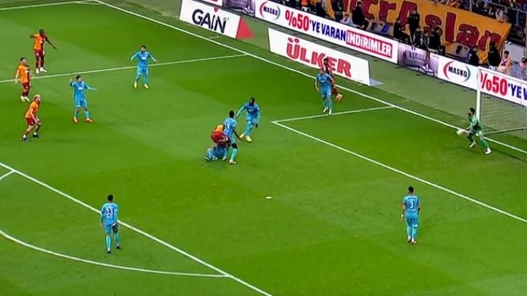 Galatasaray - Sivasspor maçında tartışmalı penaltı pozisyonu