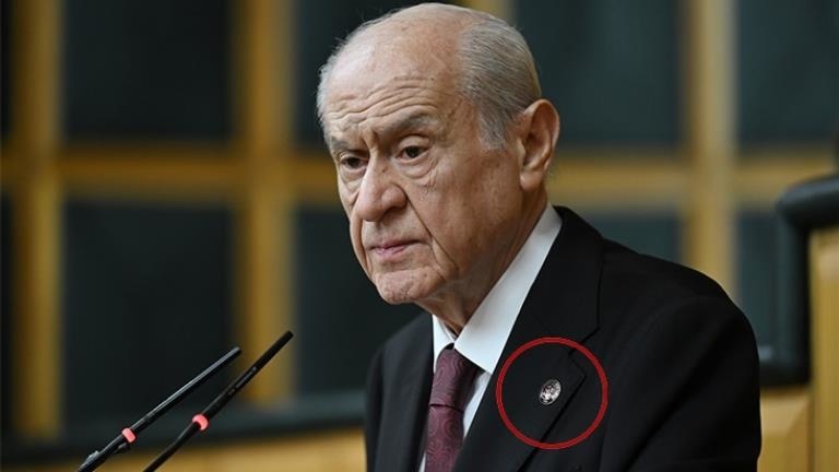 Devlet Bahçeli’nin grup toplantısına taktığı rozet dikkat çekti