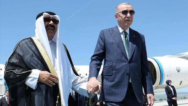 Kuveyt Emiri Türkiye’de Cumhurbaşkanı Erdoğan havalimanında karşıladı