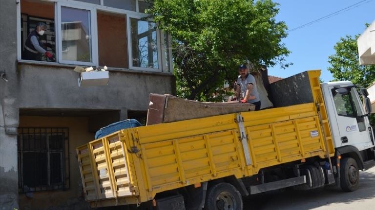 Gebze’de bir evden 10 kamyon çöp çıkarıldı