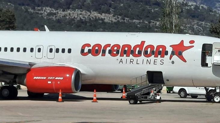 Antalya'da bir yolcu uçağı gövdesi üzerine indi