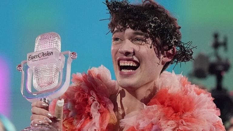 Eurovision’da LGBT propagandası Nemo kıyafeti ve şarkı sözleriyle mesajı verdi