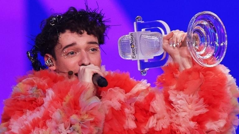Eurovision’da LGBT propagandası yaparak birinci olan Nemo: Kupayı kırdım