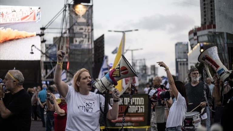 İsrail’de sokaklar alev alev Netanyahu’nun yanı başına kadar giren göstericilerin iki isteği var