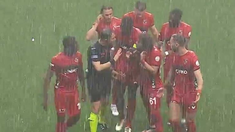 A. Demirspor- Gaziantep FK maçına yağmur engeli Hakem karşılaşmayı durdurdu