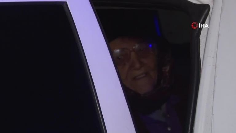 95 yaşındaki annesini bıçakla rehin aldı Polis ekipleri yaşlı kadını oğlunun elinden kurtardı