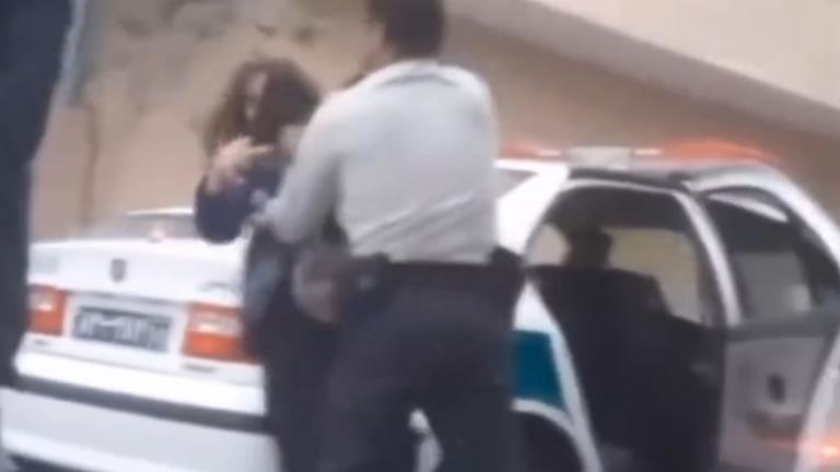 İran’da başörtüsü kuralına uymayan kadına şiddet uygulayan polis memuru gözaltına alındı