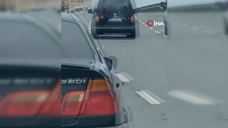 Trafikte tartıştığı sürücüyü takip edip aracına levyeyle saldırdı