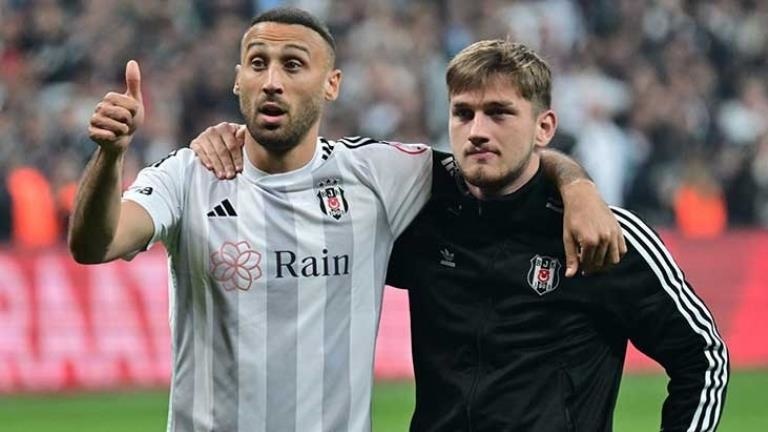 Beşiktaşlılar çok kızacak Cenk Tosun, ezeli rakibe gidiyor
