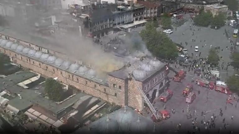 İstanbul Eminönü’ndeki Mısır Çarşısı’nda yangın çıktı