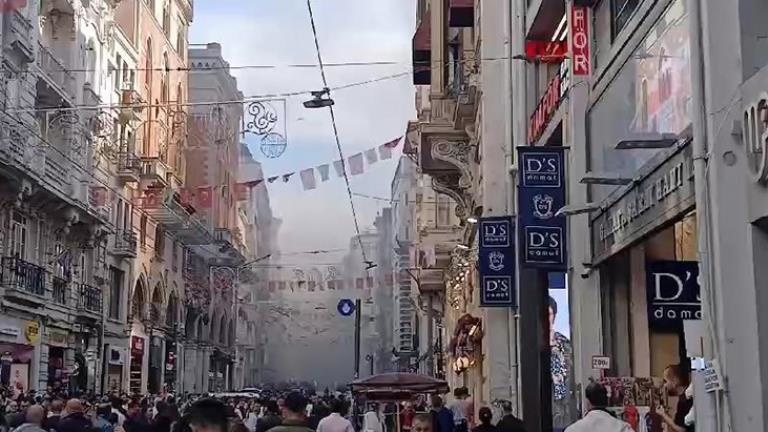 İstiklal Caddesi’nde bir iş yerinde yangın çıktı Ekipler olay yerine sevk edildi, polis bölgeyi boşaltıyor