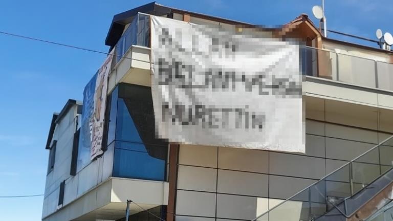 Binaya asılan “Allah belanı versin Nurettin“ yazılı pankart vatandaşları şaşırttı