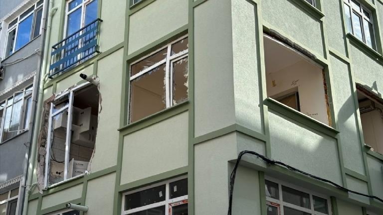 Beşiktaş’ta 4 katlı binada meydana gelen patlamada 1 işçi yaralandı