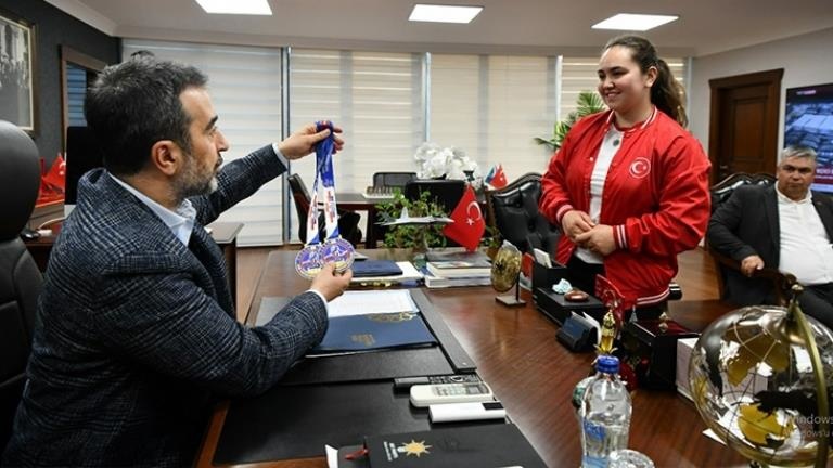 Milli Sporcu Sude Nur Çakır'ın Sözleşmesi AK Parti İl Başkanı Hakan Han Özcan'ı Ziyaret Etmesinden Sonra Feshedildi