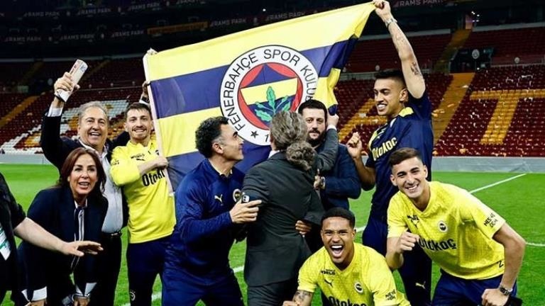 Fenerbahçe Galatasaray galibiyetini kutladı, arbede yaşandı
