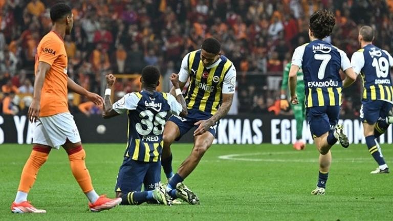 Fenerbahçe, Galatasaray’ı Yenerek Şampiyonluk Yarışını Sürdürdü