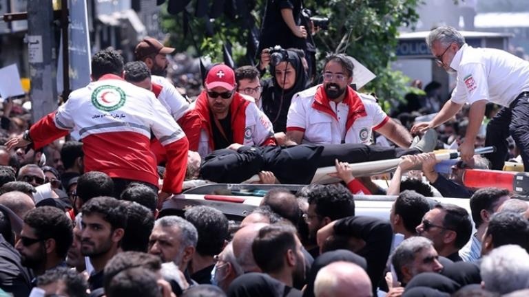 İran Cumhurbaşkanı Reisi'nin cenaze töreninde izdiham yaşandı, bayılanlar oldu