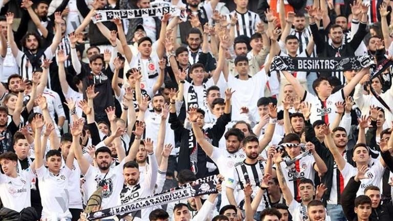 Kupa finalinde yaptıklarına bakın Beşiktaşlı taraftarlardan Trabzonsporluları çıldırtan tezahürat
