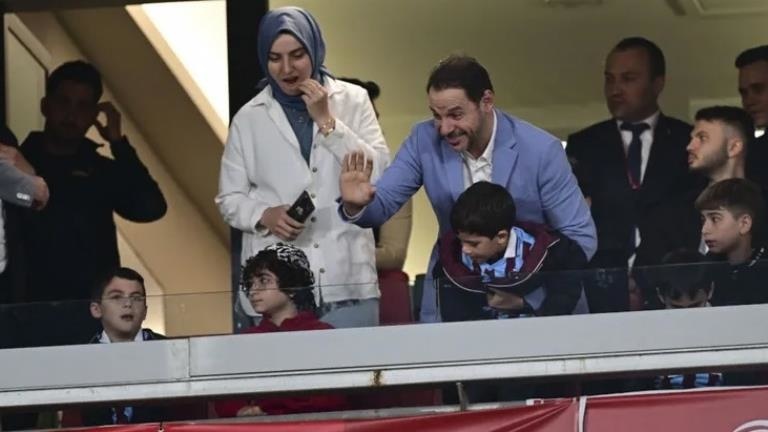 Berat Albayrak aylar sonra ilk kez görüntülendi! Çocuklarıyla birlikte Beşiktaş-Trabzonspor finalini izledi