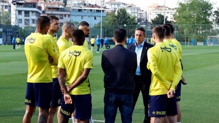 Fenerbahçe Başkanı Ali Koç, İstanbulspor maçı öncesi takımı ziyaret etti
