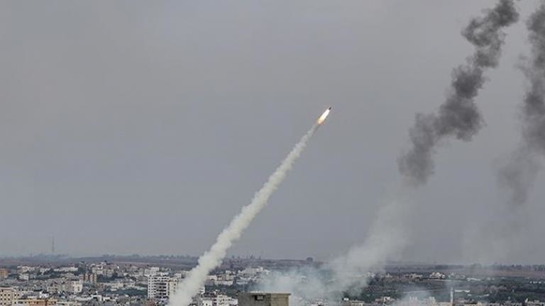 Hamas, İsrail'in sivillere yönelik katliamlarına yanıt olarak Tel Aviv'i füzelerle vurdu